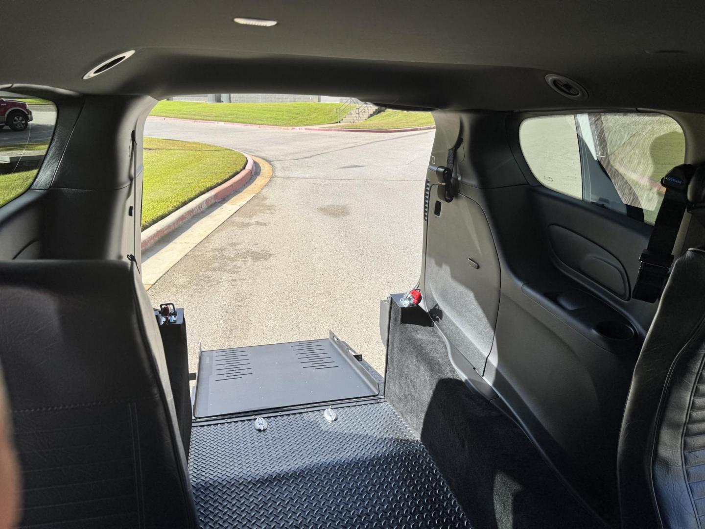 2025 white CHRYSLER VOYAGER (2C4RC1CG15R) - Nunc egestas non eros vel tincidunt. Aliquam sit amet mauris eget diam pulvinar mollis. Proin iaculis elementum orci commodo convallis. Ut pulvinar dolor et lobortis scelerisque. - Photo#3