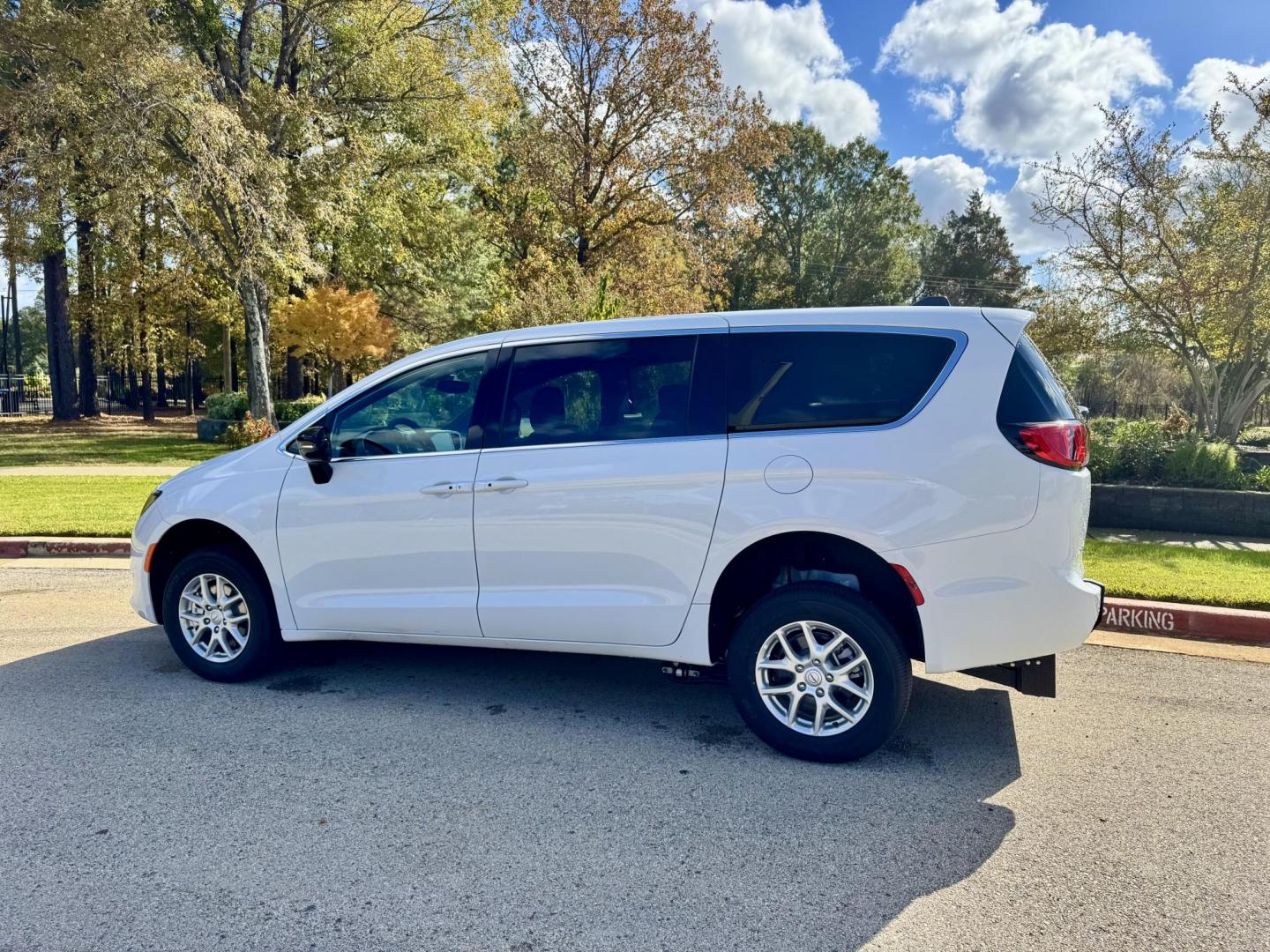2025 white CHRYSLER VOYAGER (2C4RC1CG15R) - Nunc egestas non eros vel tincidunt. Aliquam sit amet mauris eget diam pulvinar mollis. Proin iaculis elementum orci commodo convallis. Ut pulvinar dolor et lobortis scelerisque. - Photo#4