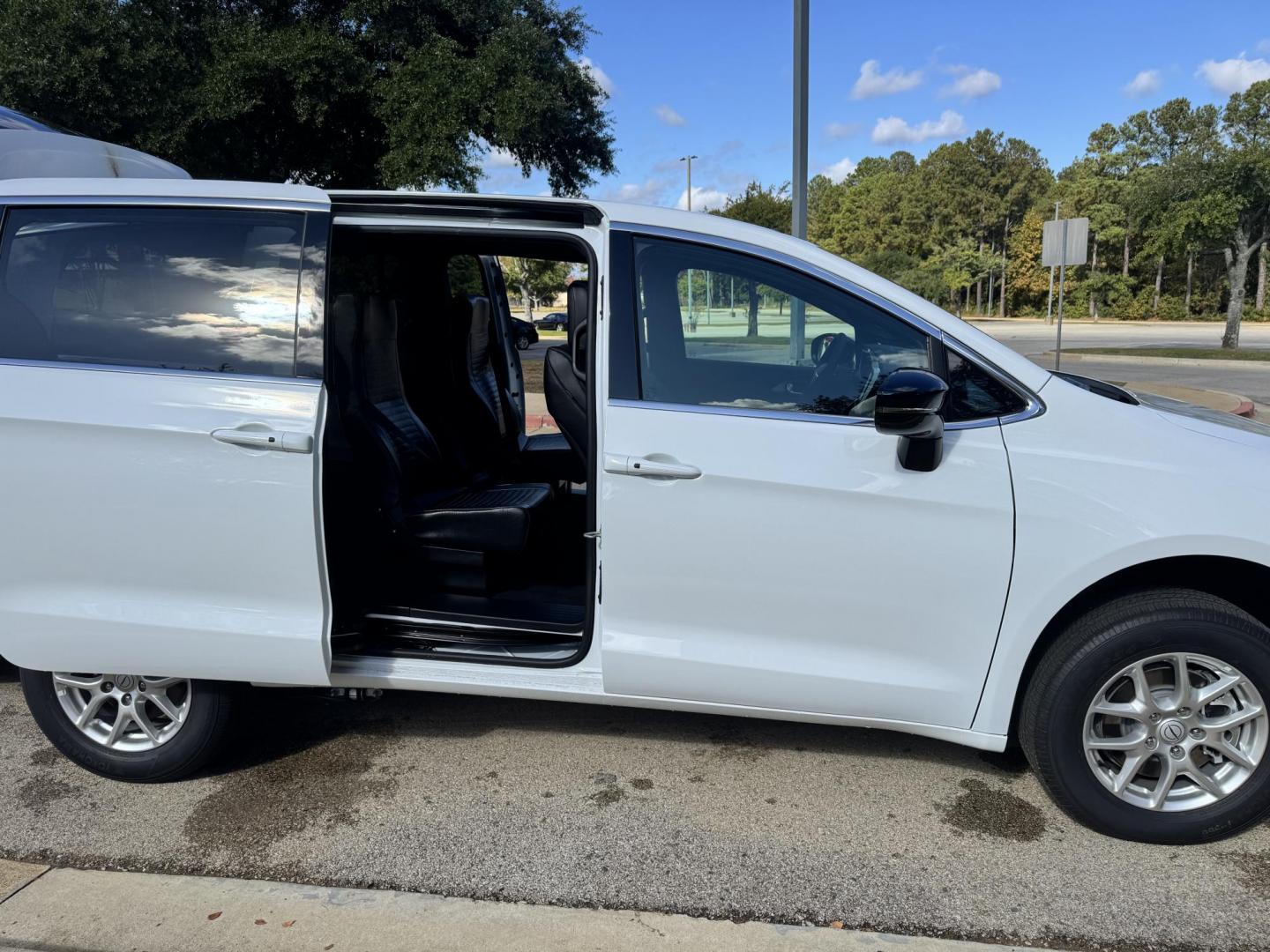 2025 white CHRYSLER VOYAGER (2C4RC1CG15R) - Nunc egestas non eros vel tincidunt. Aliquam sit amet mauris eget diam pulvinar mollis. Proin iaculis elementum orci commodo convallis. Ut pulvinar dolor et lobortis scelerisque. - Photo#5